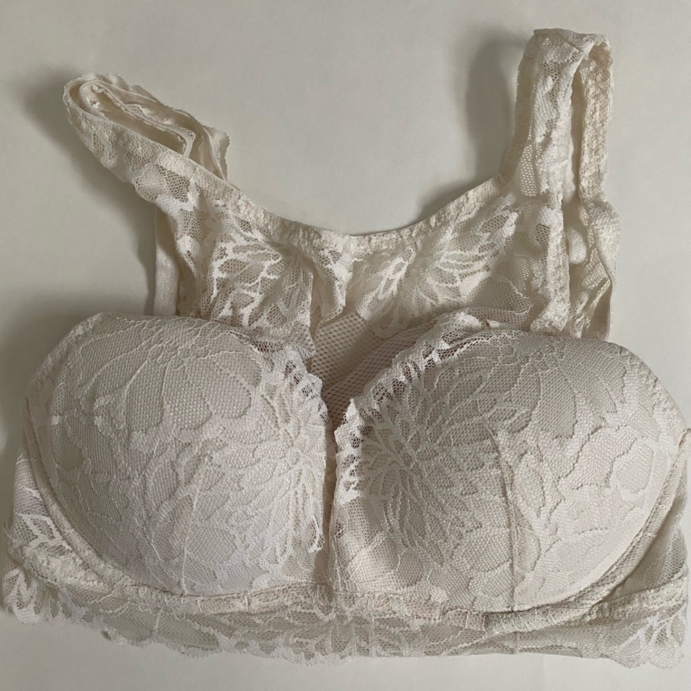 PINK Victoria's Secret Cream Lace Bralette
Size XS